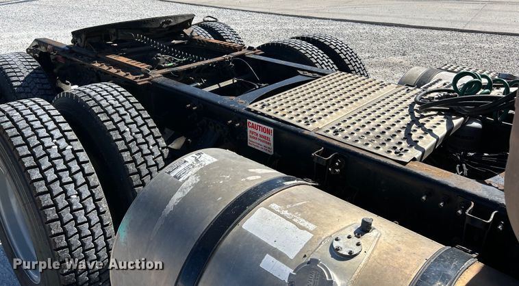 image for item EK4775 2009 Volvo VNM semi truck