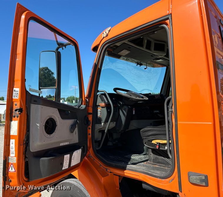 image for item EK4775 2009 Volvo VNM semi truck