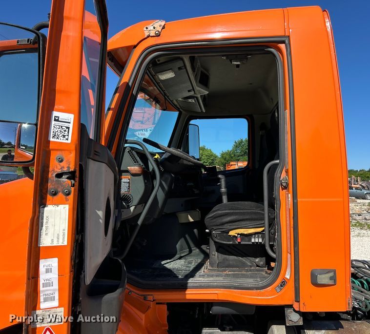 image for item EK4775 2009 Volvo VNM semi truck