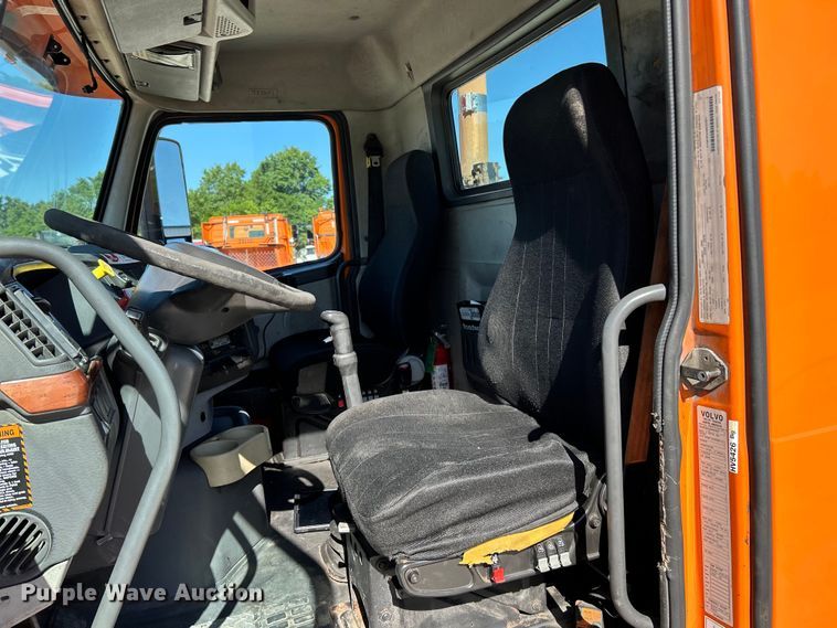 image for item EK4775 2009 Volvo VNM semi truck