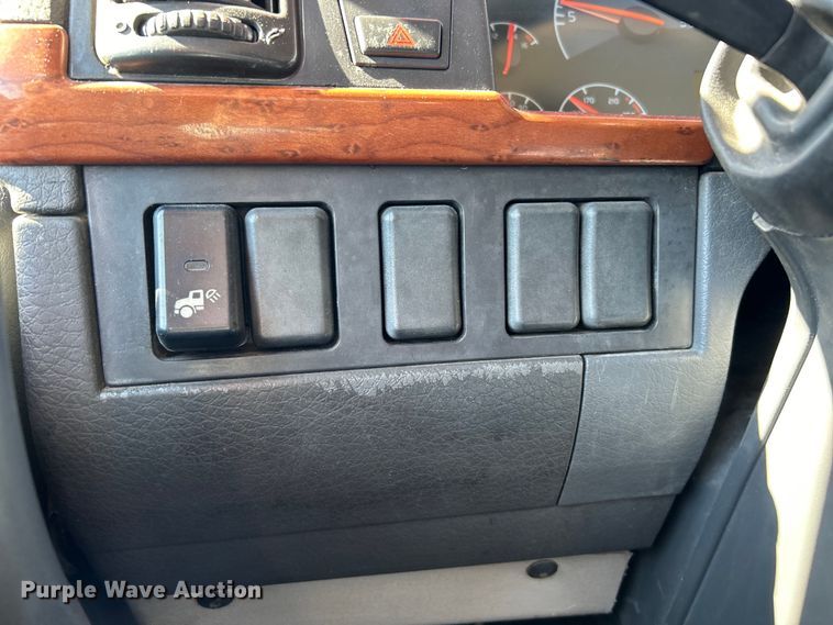 image for item EK4775 2009 Volvo VNM semi truck