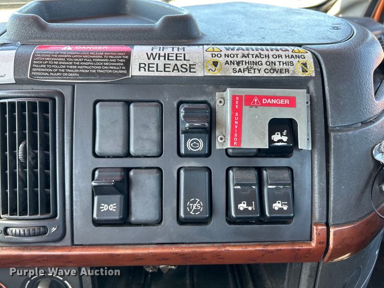 image for item EK4775 2009 Volvo VNM semi truck