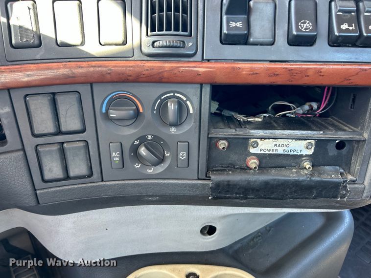 image for item EK4775 2009 Volvo VNM semi truck