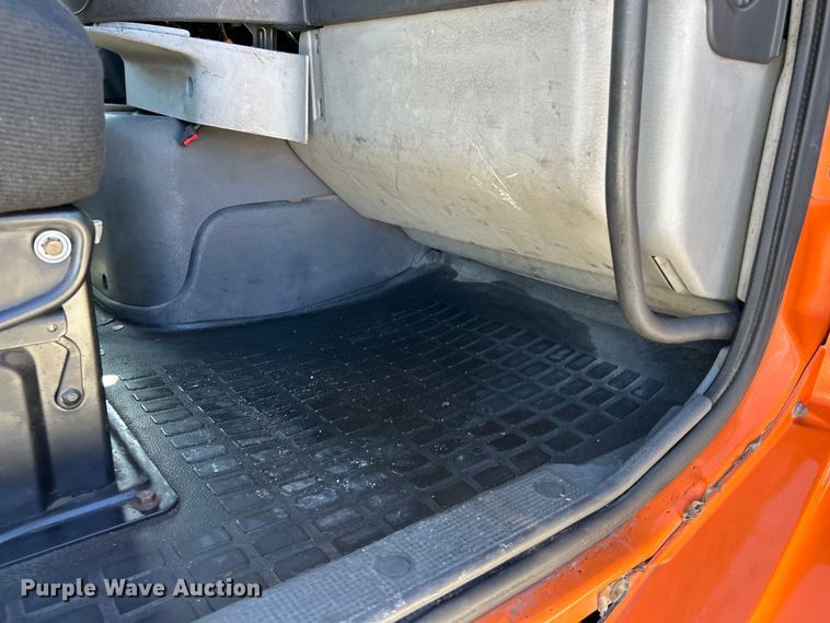 image for item EK4775 2009 Volvo VNM semi truck