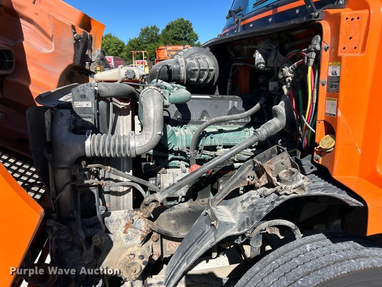 image for item EK4775 2009 Volvo VNM semi truck