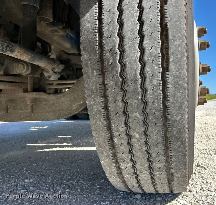 image for item EK4775 2009 Volvo VNM semi truck