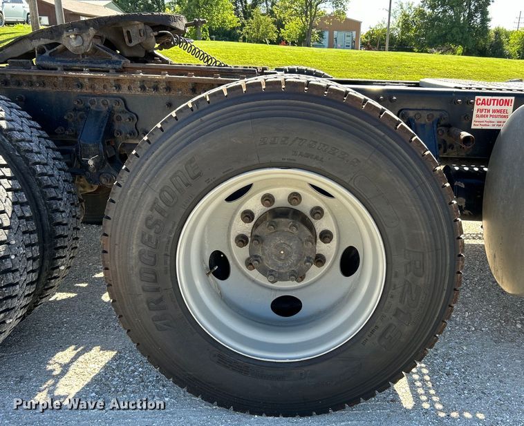 image for item EK4775 2009 Volvo VNM semi truck