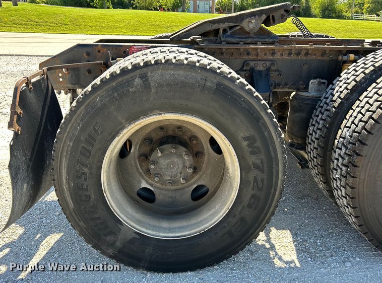 image for item EK4775 2009 Volvo VNM semi truck