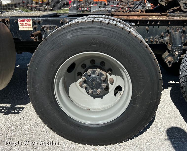 image for item EK4775 2009 Volvo VNM semi truck