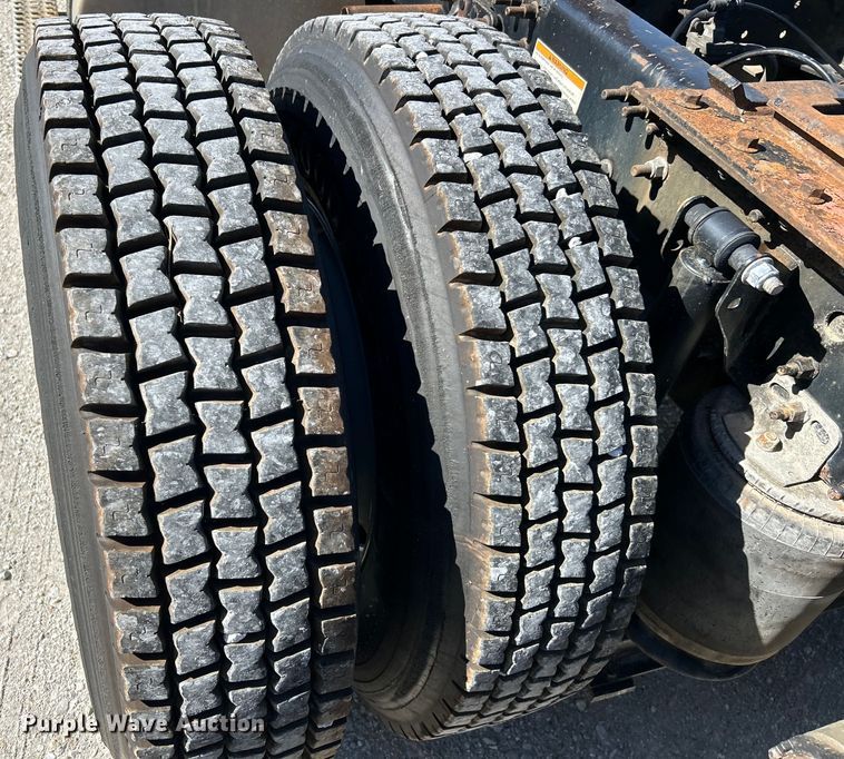 image for item EK4775 2009 Volvo VNM semi truck