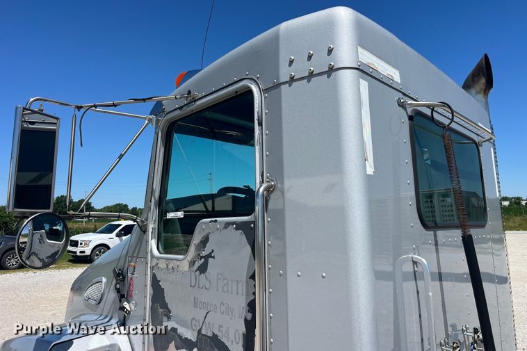 image for item EK8639 2008 Kenworth T300 semi truck