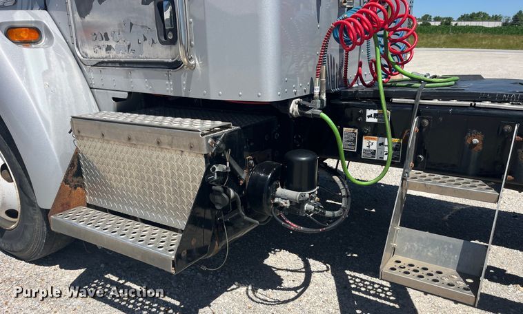 image for item EK8639 2008 Kenworth T300 semi truck