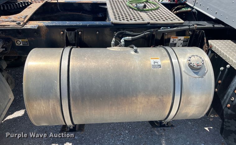 image for item EK8639 2008 Kenworth T300 semi truck