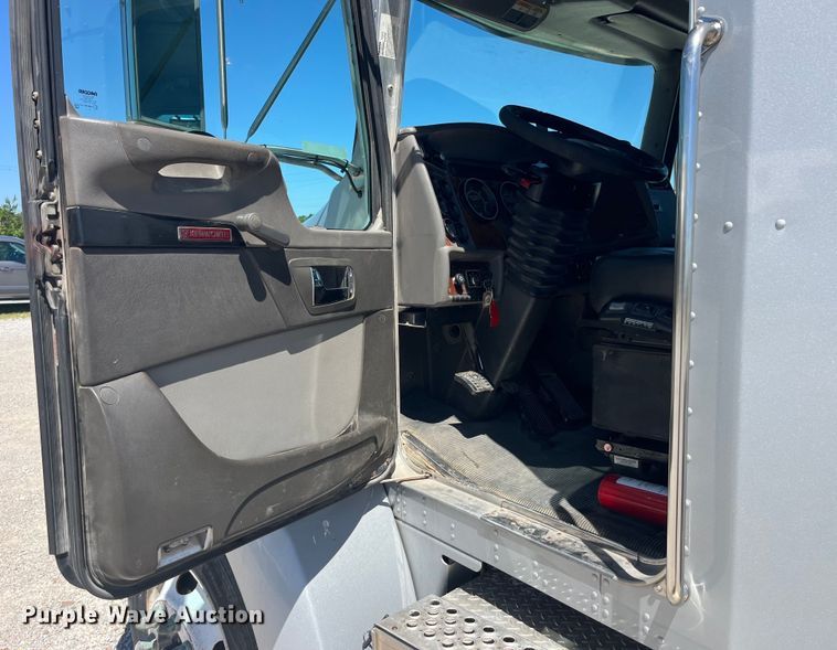 image for item EK8639 2008 Kenworth T300 semi truck