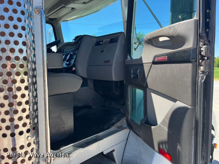 image for item EK8639 2008 Kenworth T300 semi truck