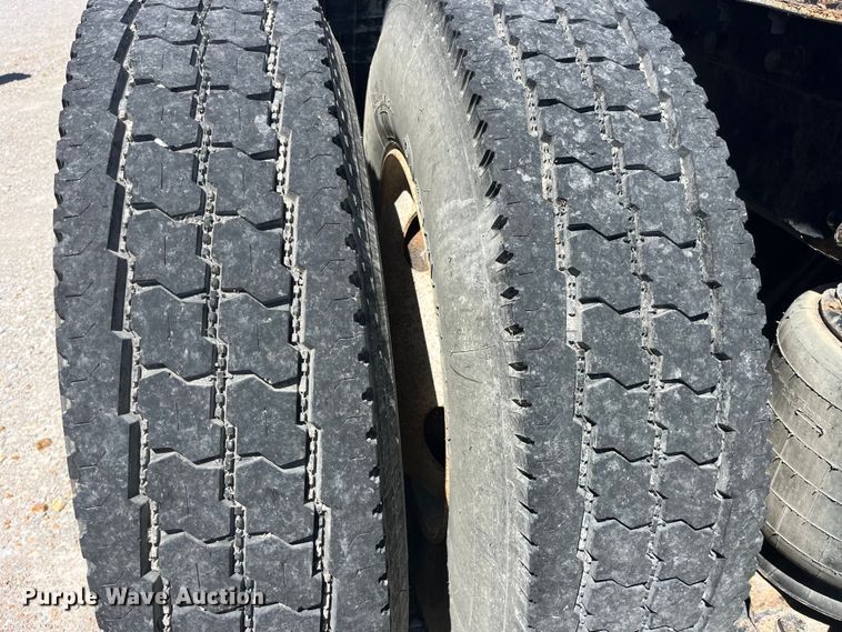 image for item EK8639 2008 Kenworth T300 semi truck