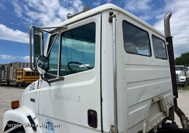 image for item EK8655 1995 Freightliner  FL70 flatbed truck