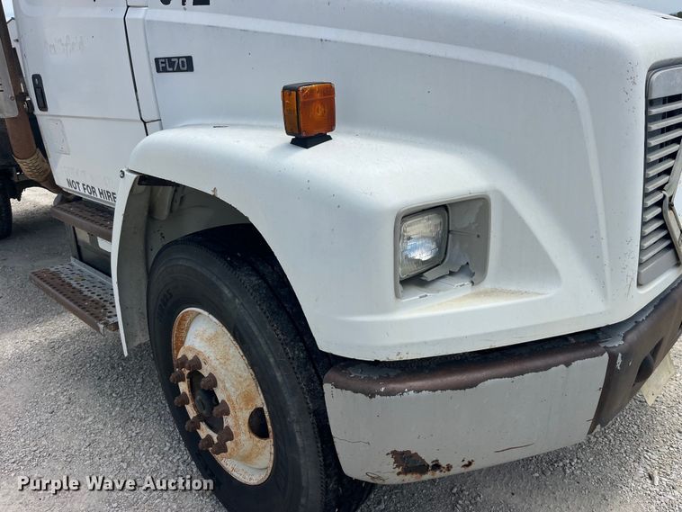 image for item EK8655 1995 Freightliner  FL70 flatbed truck