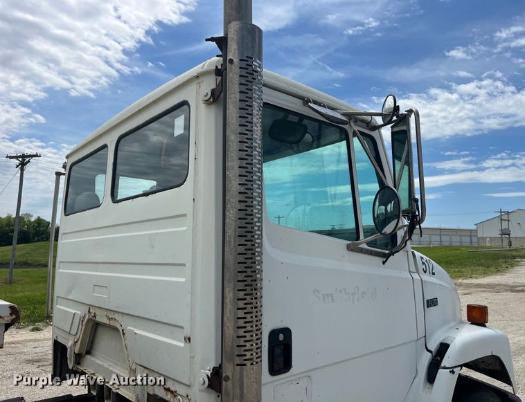 image for item EK8655 1995 Freightliner  FL70 flatbed truck