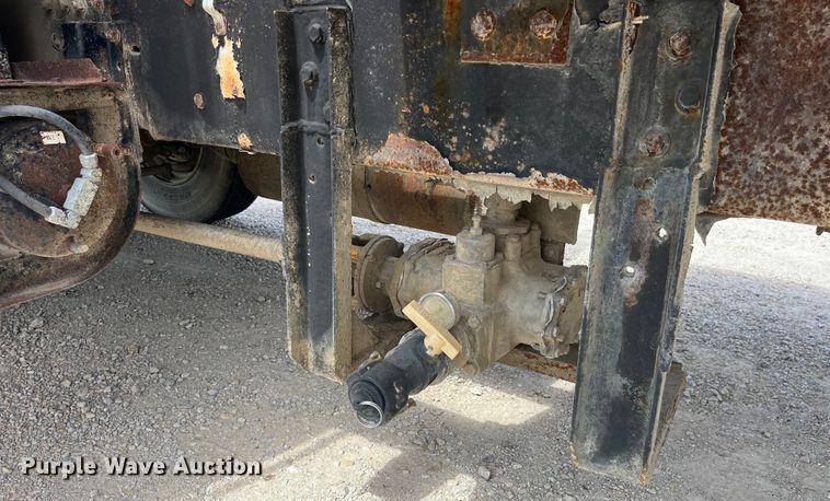 image for item EK8655 1995 Freightliner  FL70 flatbed truck