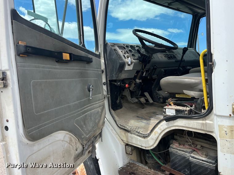 image for item EK8655 1995 Freightliner  FL70 flatbed truck