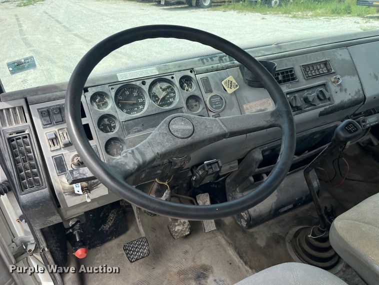 image for item EK8655 1995 Freightliner  FL70 flatbed truck