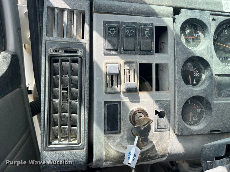 image for item EK8655 1995 Freightliner  FL70 flatbed truck