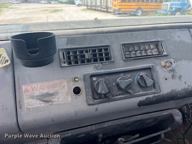 image for item EK8655 1995 Freightliner  FL70 flatbed truck