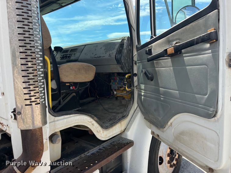 image for item EK8655 1995 Freightliner  FL70 flatbed truck