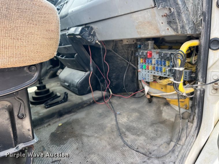 image for item EK8655 1995 Freightliner  FL70 flatbed truck