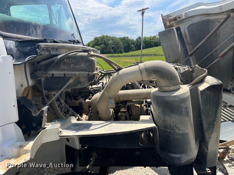 image for item EK8655 1995 Freightliner  FL70 flatbed truck