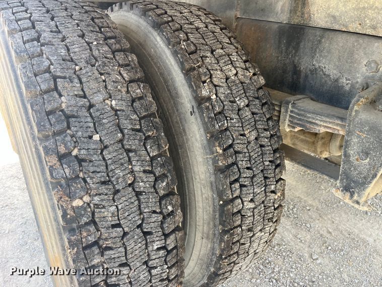 image for item EK8655 1995 Freightliner  FL70 flatbed truck