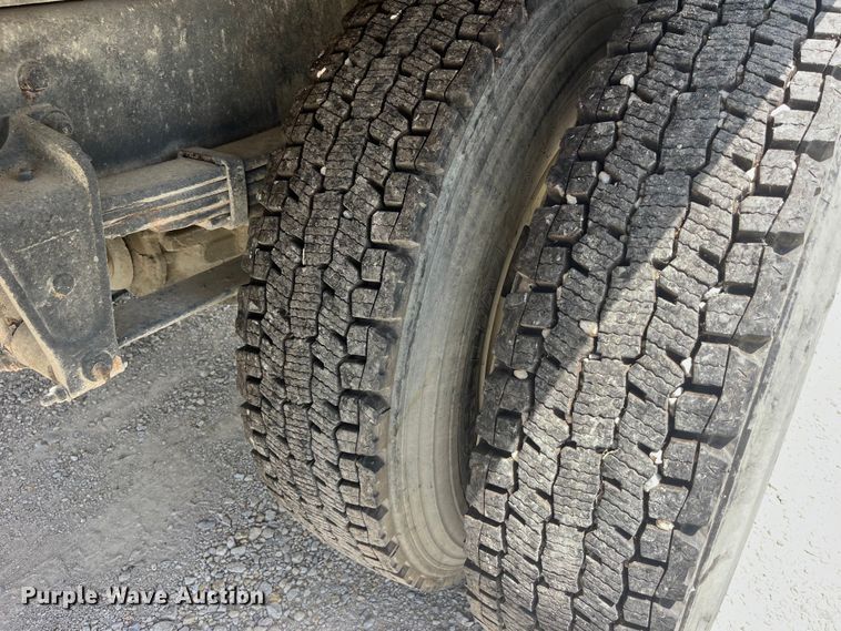 image for item EK8655 1995 Freightliner  FL70 flatbed truck