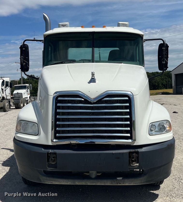 image for item EK8657 2007 Mack CXN613 semi truck