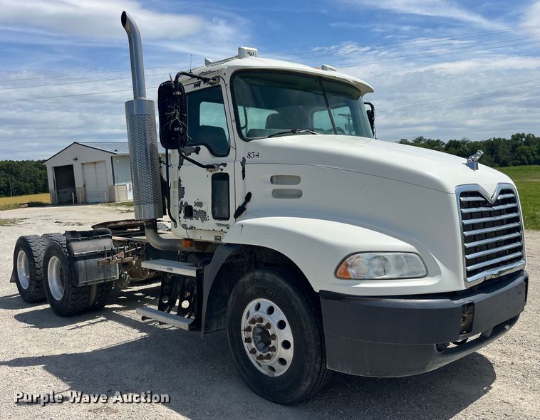 image for item EK8657 2007 Mack CXN613 semi truck
