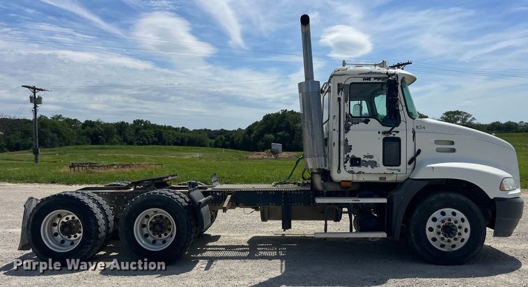 image for item EK8657 2007 Mack CXN613 semi truck