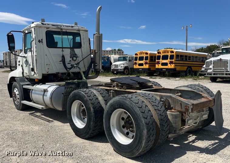 image for item EK8657 2007 Mack CXN613 semi truck