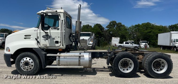 image for item EK8657 2007 Mack CXN613 semi truck
