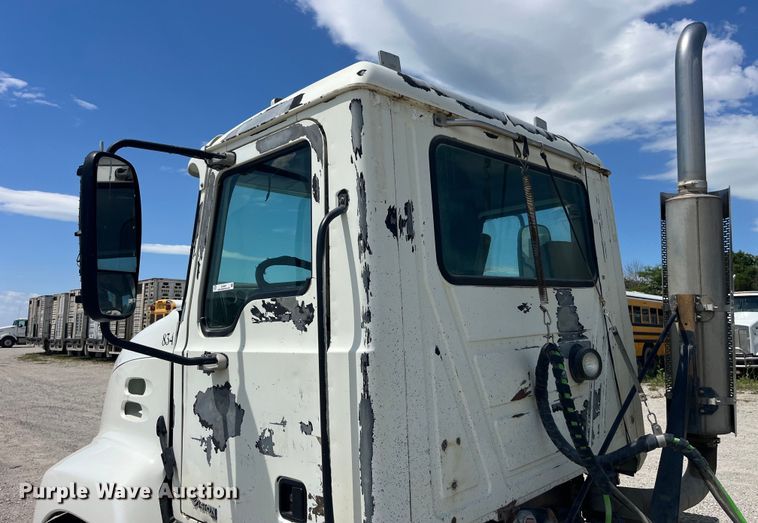 image for item EK8657 2007 Mack CXN613 semi truck