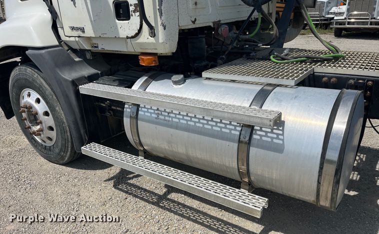 image for item EK8657 2007 Mack CXN613 semi truck