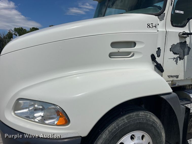 image for item EK8657 2007 Mack CXN613 semi truck