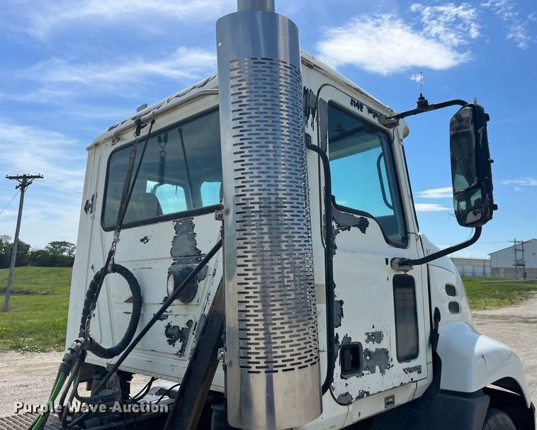 image for item EK8657 2007 Mack CXN613 semi truck