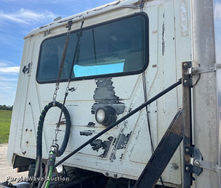 image for item EK8657 2007 Mack CXN613 semi truck