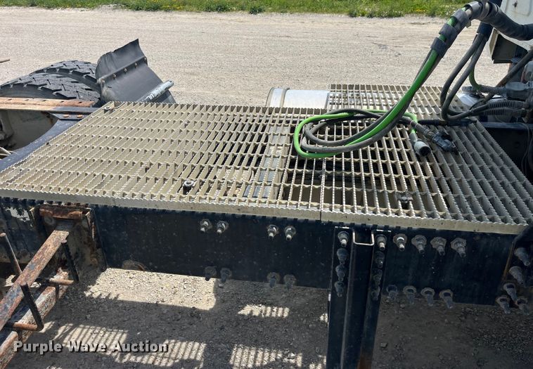 image for item EK8657 2007 Mack CXN613 semi truck