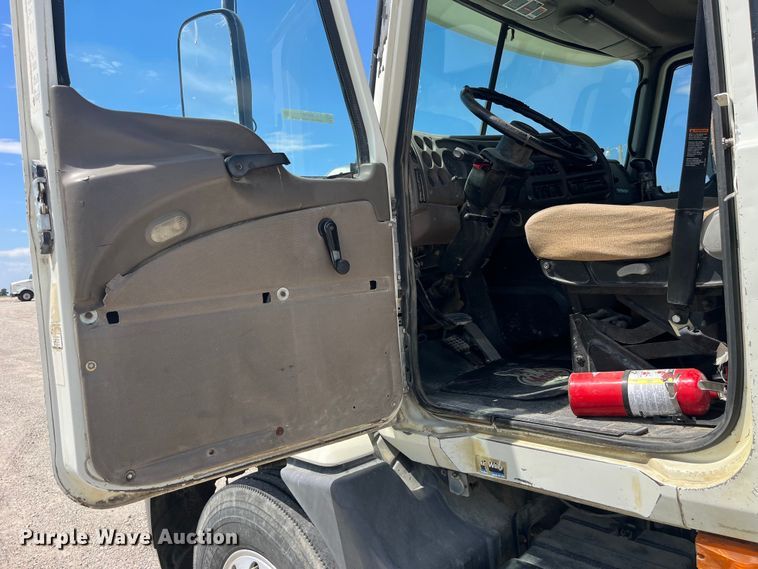 image for item EK8657 2007 Mack CXN613 semi truck