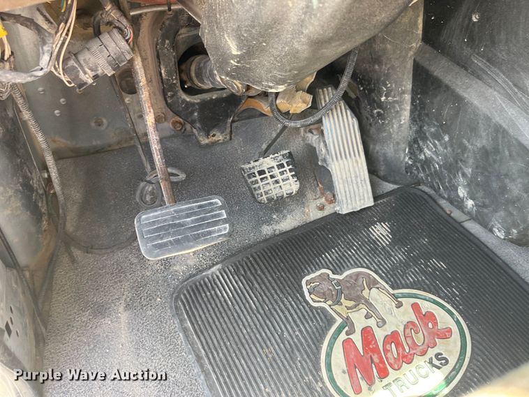 image for item EK8657 2007 Mack CXN613 semi truck