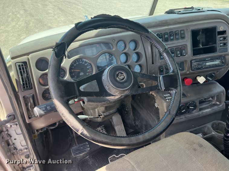 image for item EK8657 2007 Mack CXN613 semi truck