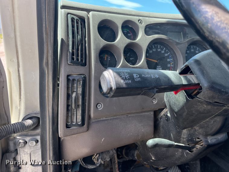 image for item EK8657 2007 Mack CXN613 semi truck