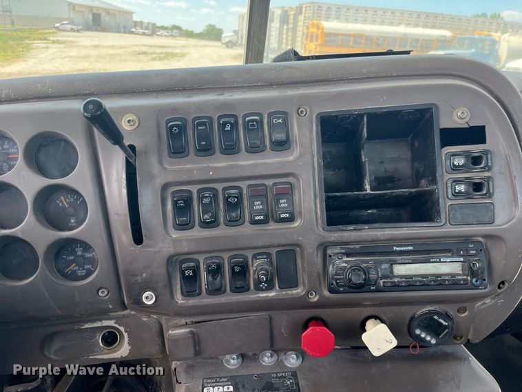 image for item EK8657 2007 Mack CXN613 semi truck