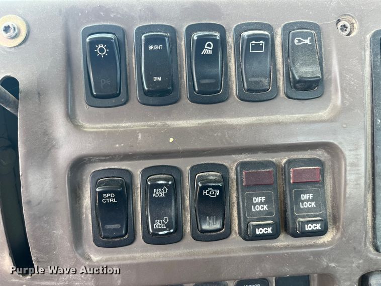 image for item EK8657 2007 Mack CXN613 semi truck